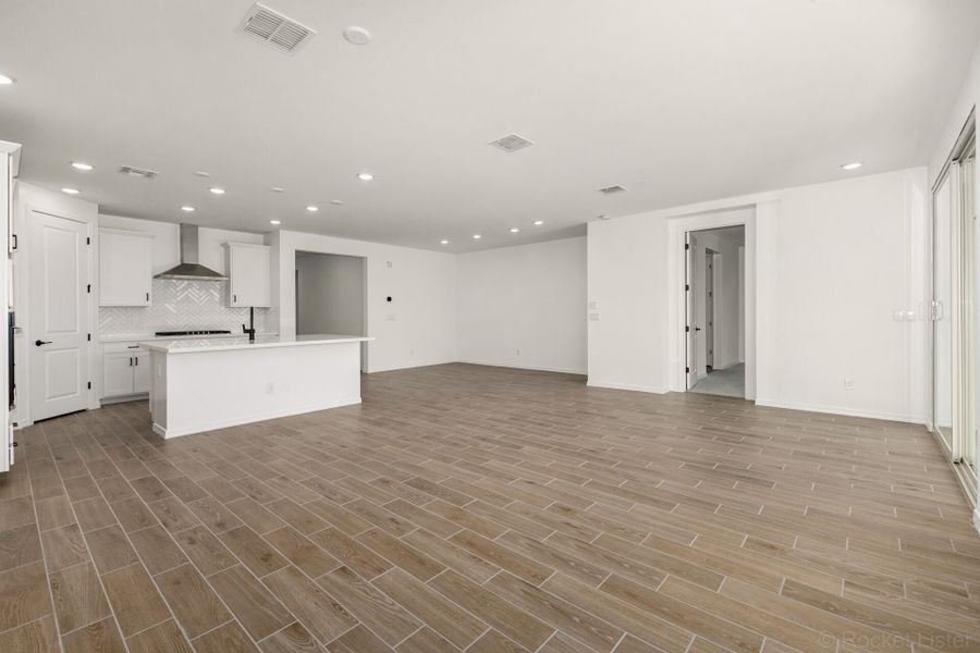 Spacious, unfurnished interior of a new home in Tyler Ranch, Buckeye (Image 9).