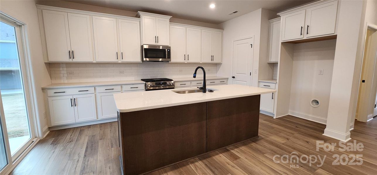 Kitchen equipped with gas range Kitchen equipped with gas range