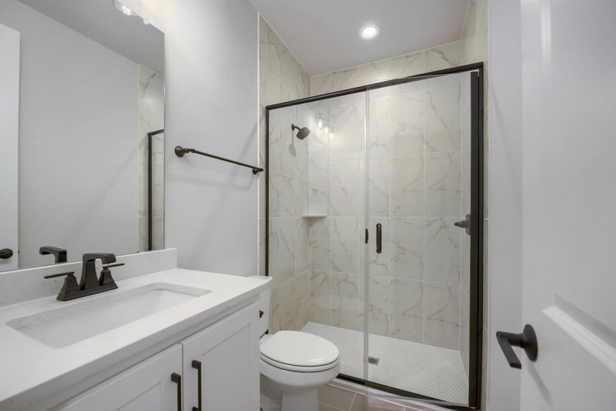 800 Blackberry - Full Bathroom 800 Blackberry - Full Bathroom