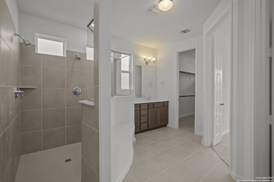 Furnished interior view inside a new home in Homestead, Schertz (Image 13).