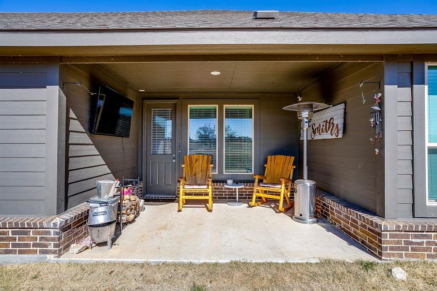 Exterior details and patio area of a home in Honeysuckle Ranch, Paradise (Image 3).