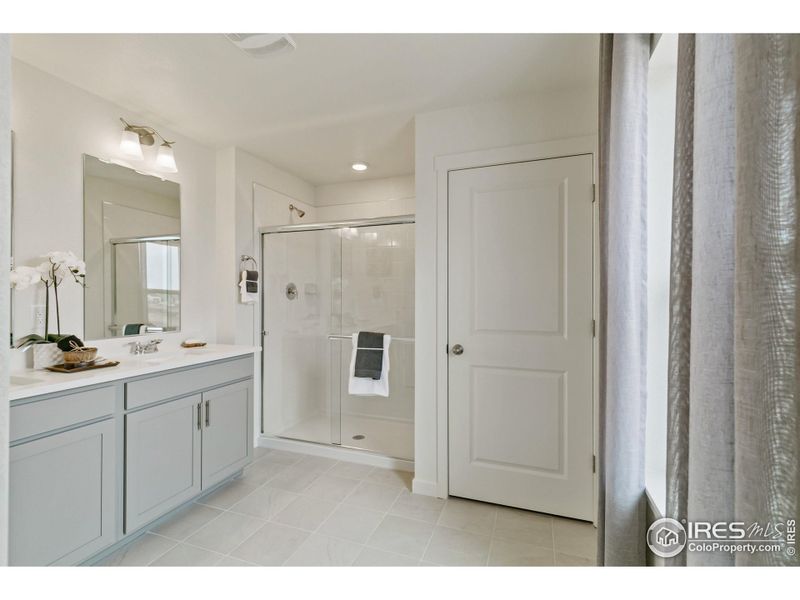 Furnished interior view inside a new home in Settlers Crossing, Commerce City (Image 12).