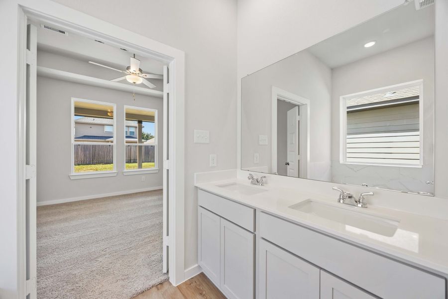 1204 Lilly Ln - Mansfield B - Primary Bathroom
