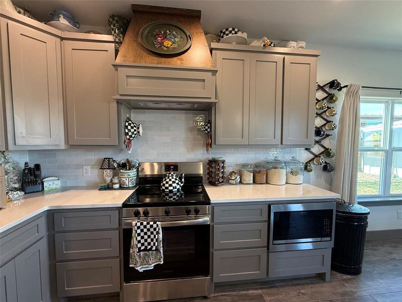 Furnished interior view inside a new home in , Tolar (Image 10).