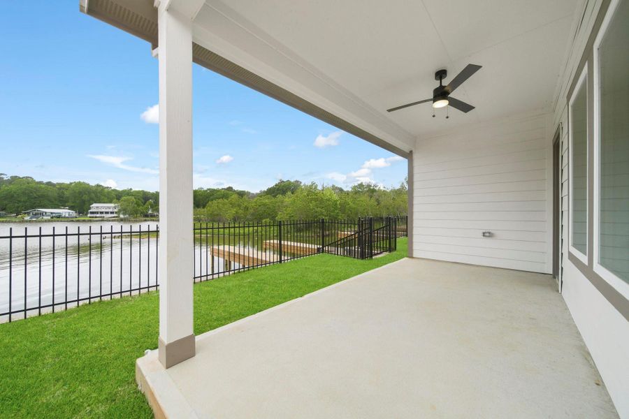 Exterior details and patio area of a home in Lake Conroe Cove, Willis (Image 3).