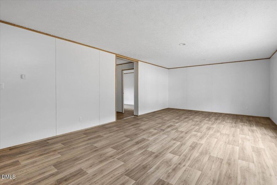 17-5737 Lloyd Rd-17
