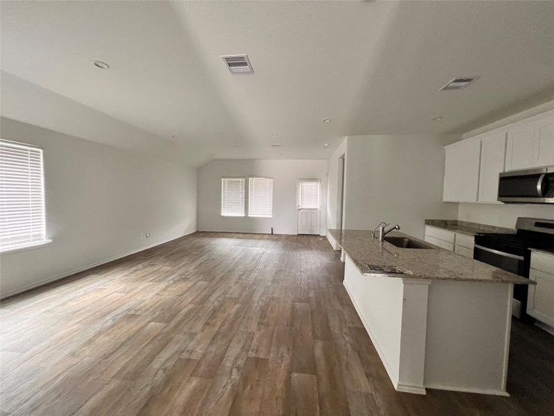 Spacious, unfurnished interior of a new home in Tamarron, Fulshear (Image 11).