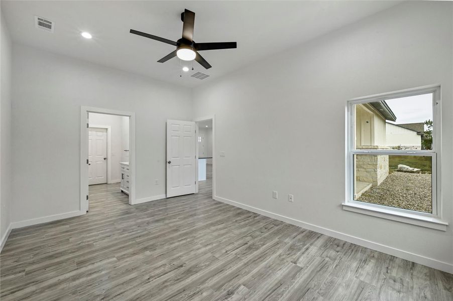 Spacious, unfurnished interior of a new home in , Horseshoe Bay (Image 17).