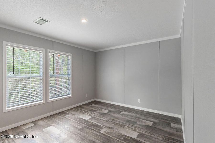 Spacious, unfurnished interior of a new home in , Florahome (Image 25).