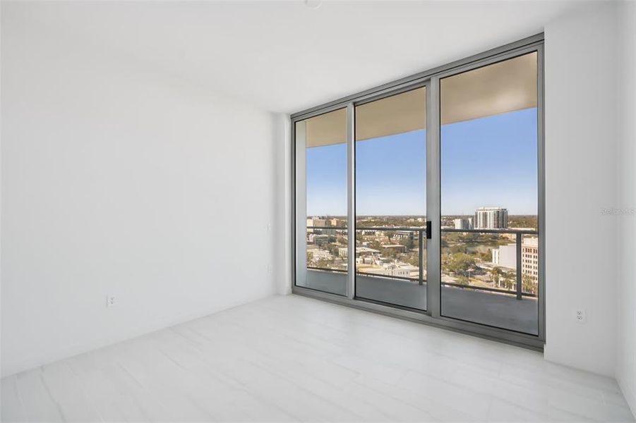 Spacious, unfurnished interior of a new home in , St. Petersburg (Image 25).