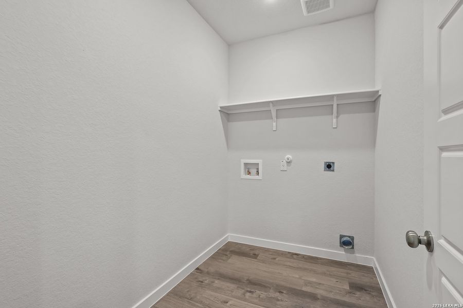 Spacious, unfurnished interior of a new home in Senna, Leon Valley (Image 27).