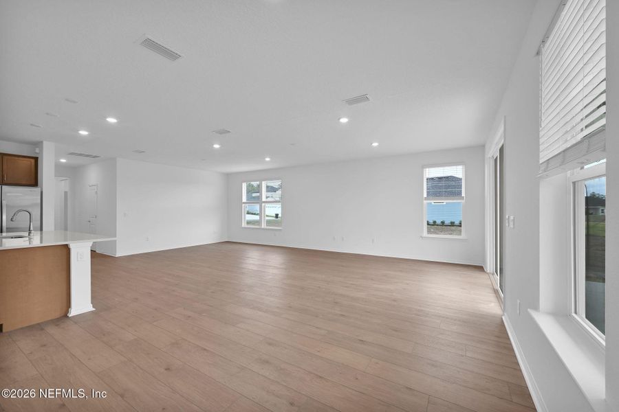 Spacious, unfurnished interior of a new home in Hyland Trail, Green Cove Springs (Image 16).