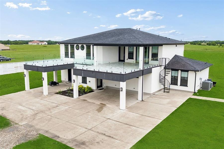 Exterior details and patio area of a home in , Van Alstyne (Image 3).