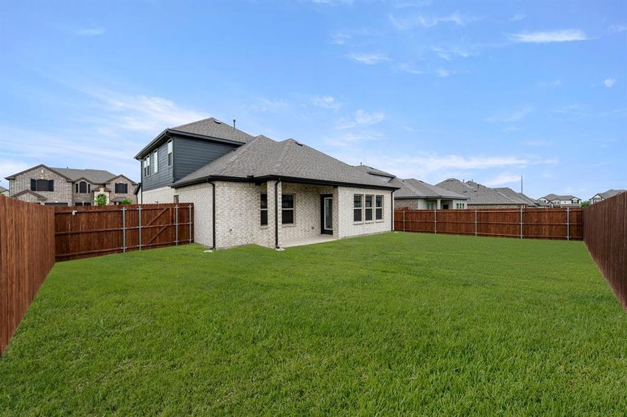 Exterior details and patio area of a home in Llano Springs, Fort Worth (Image 4).