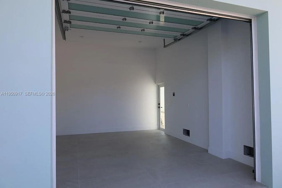 Spacious, unfurnished interior of a new home in , Tavernier (Image 10).