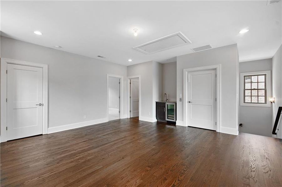 Spacious, unfurnished interior of a new home in Laurel View, Suwanee (Image 35).