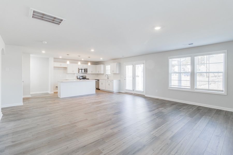 Spacious, unfurnished interior of a new home in Bluefield, Lexington (Image 21).