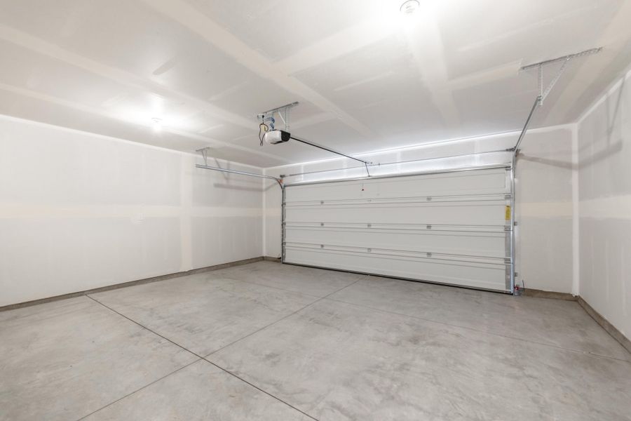 Spacious, unfurnished interior of a new home in Feather Ridge, Redmond (Image 23).