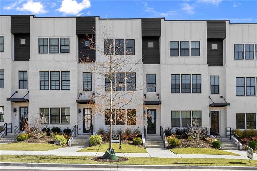 Condo located in Alpharetta, GA showcasing its design and architecture (Image 5). Condo located in Alpharetta, GA showcasing its design and architecture (Image 5).