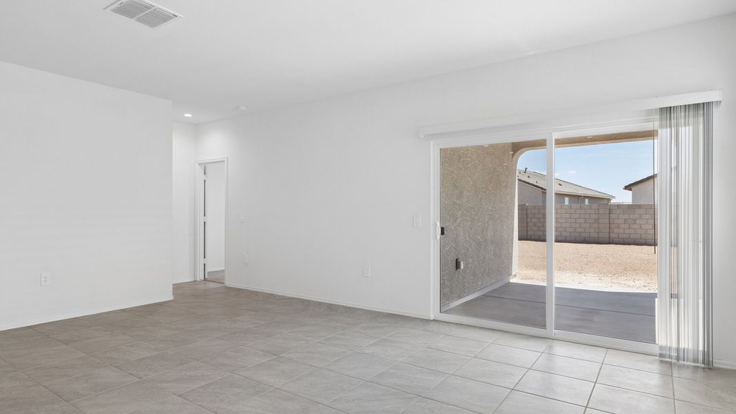 Representative unfurnished interior of a home built from the Lakeway by D.R. Horton in Heartland Ranch, Coolidge (Image 24).