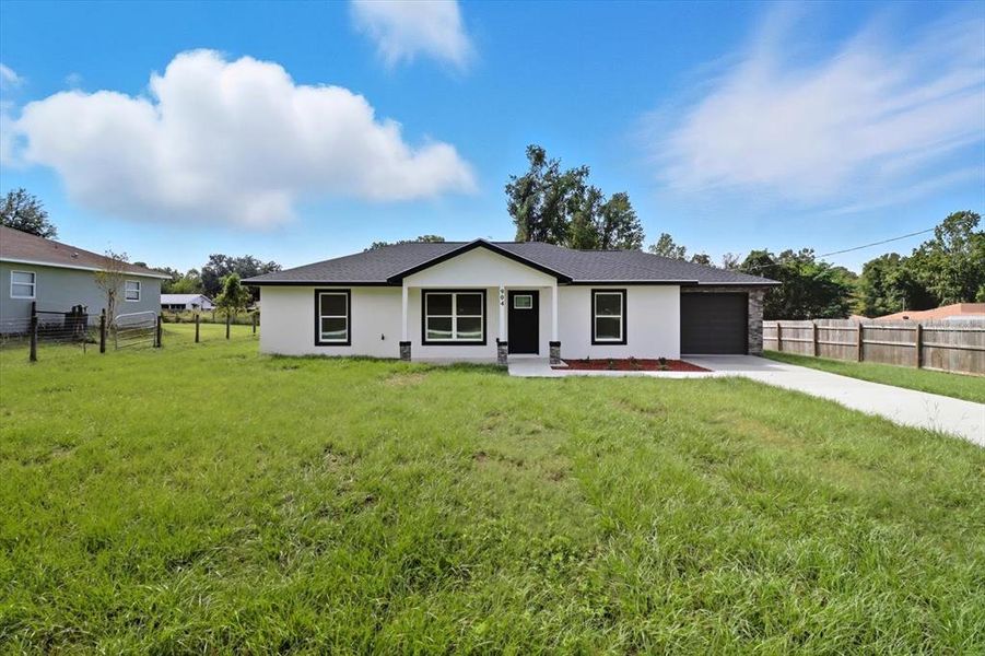 Exterior details and patio area of a home in , Dunnellon (Image 28).