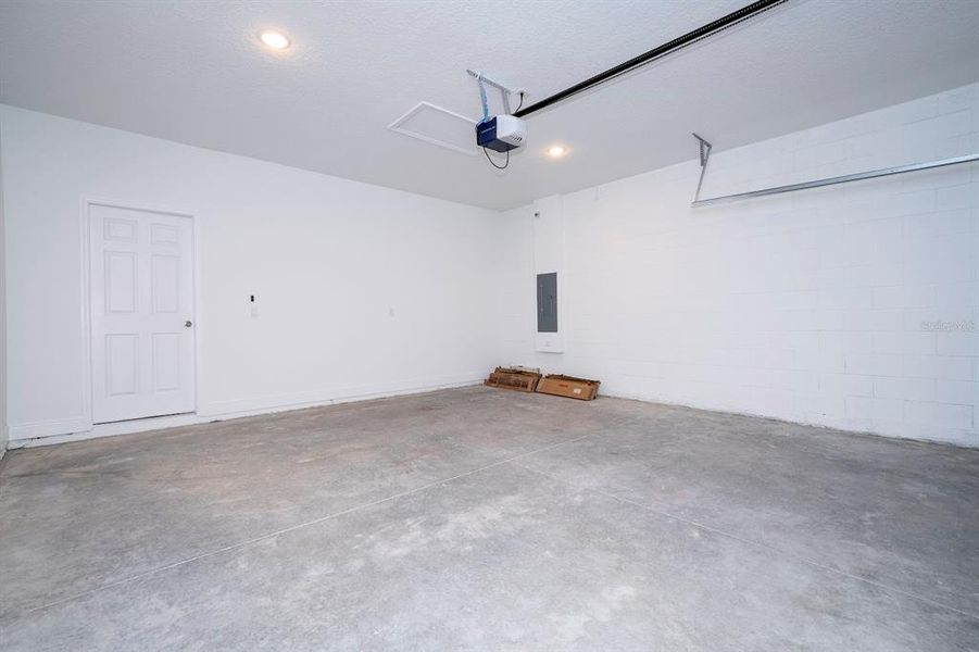 Spacious, unfurnished interior of a new home in , Ocala (Image 73).
