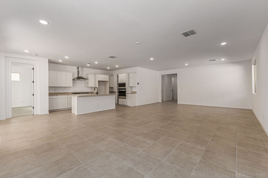 Spacious, unfurnished interior of a new home in Tyler Ranch, Buckeye (Image 9).