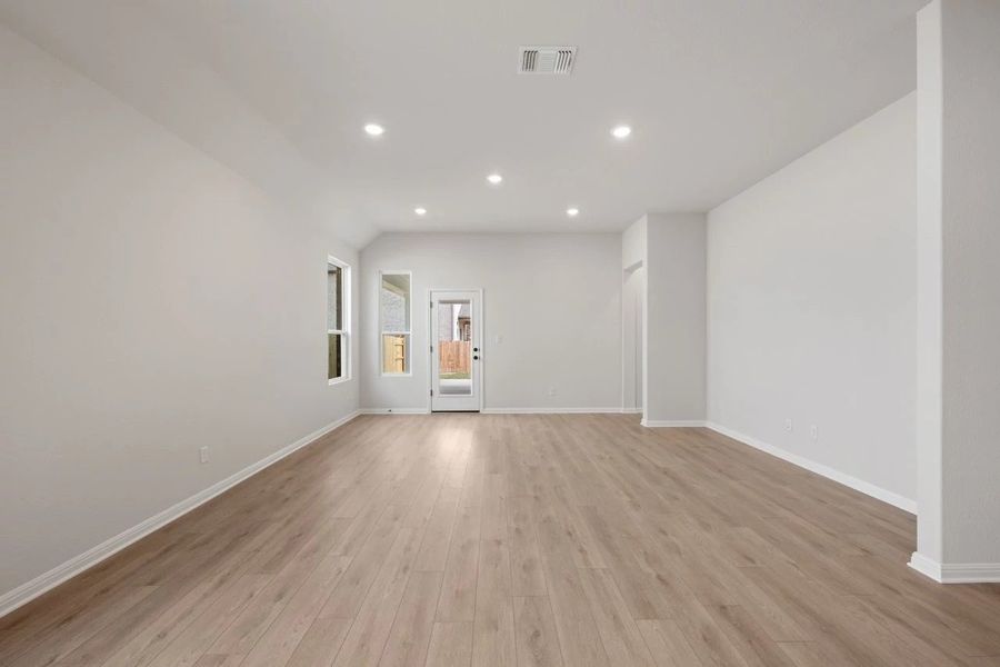 Spacious, unfurnished interior of a new home in Berry Creek Highlands, Georgetown (Image 30).