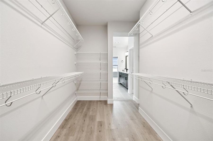 Spacious, unfurnished interior of a new home in , Sarasota (Image 41).