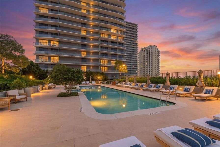 Condo located in Tampa, FL showcasing its design and architecture (Image 32).