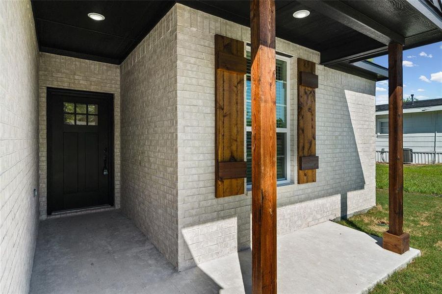 Exterior details and patio area of a home in , Celeste (Image 3).