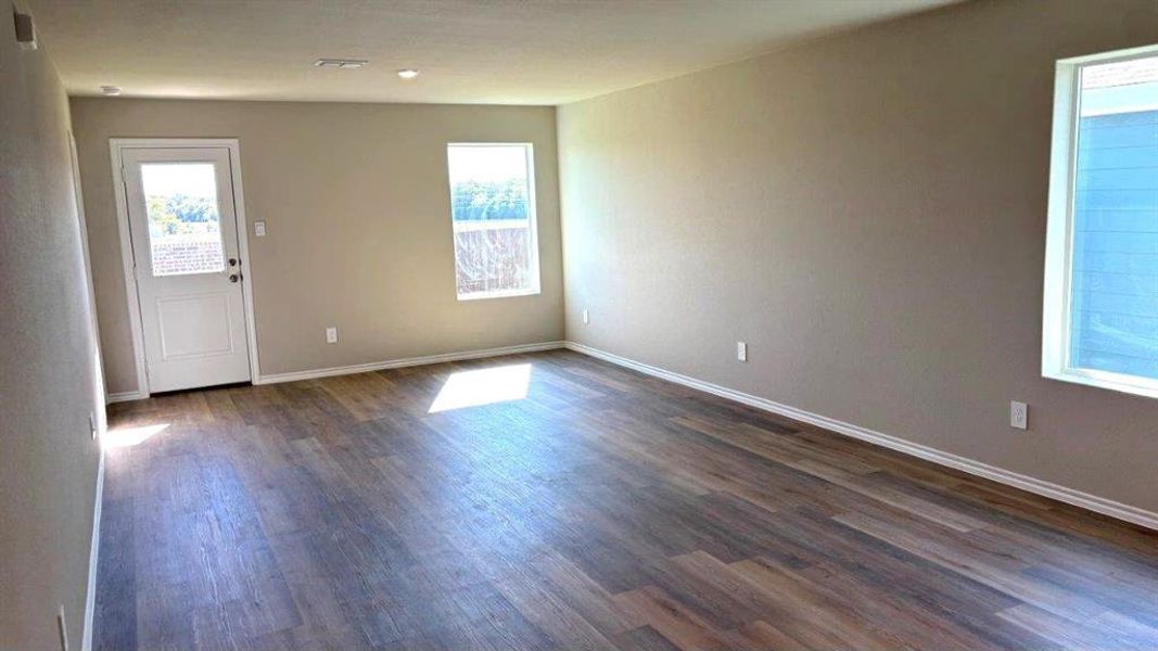 Spacious, unfurnished interior of a new home in Hickory Grove, Krum (Image 8).