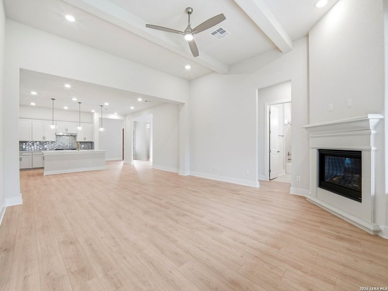 Spacious, unfurnished interior of a new home in Cibolo Crossing, Universal City (Image 12).