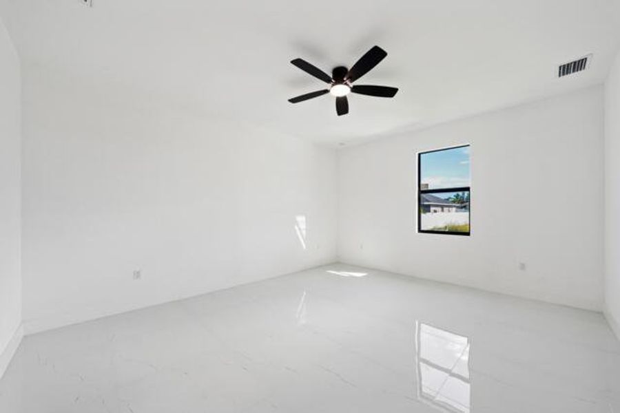 Spacious, unfurnished interior of a new home in , Cape Coral (Image 16).