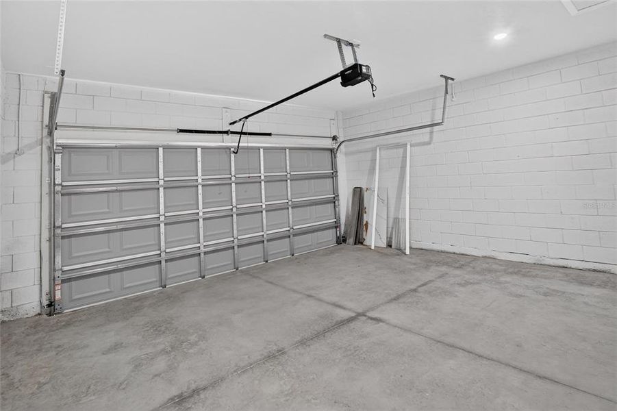 Spacious, unfurnished interior of a new home in , Citrus Springs (Image 13).