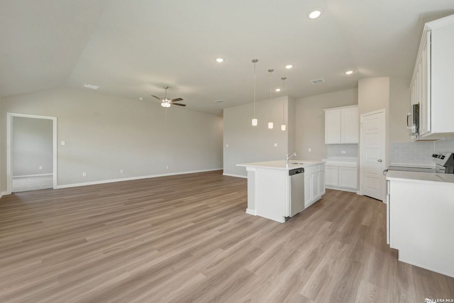 Spacious, unfurnished interior of a new home in Greenspoint Heights, Seguin (Image 27).