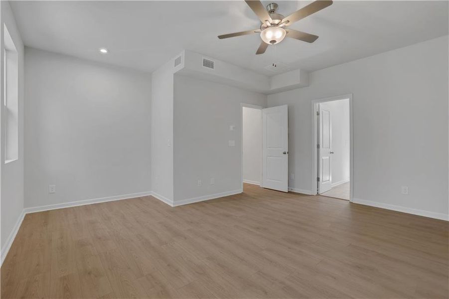 Spacious, unfurnished interior of a new home in Cambridge at Steels Bridge, Canton (Image 19).