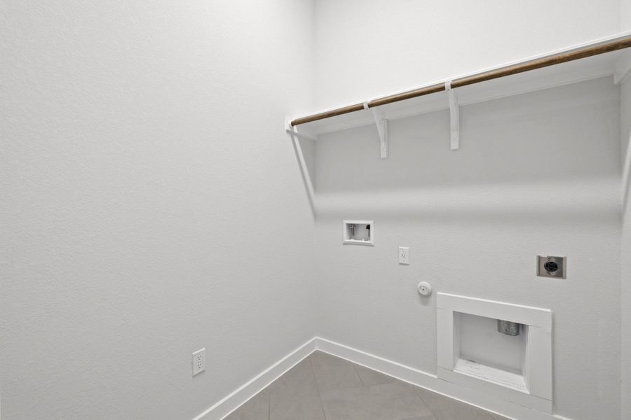 Spacious, unfurnished interior of a new home in Heritage, Dripping Springs (Image 22).