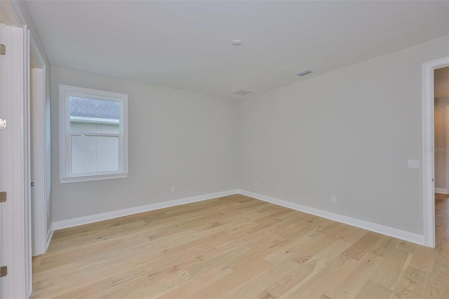 Spacious, unfurnished interior of a new home in , Tampa (Image 28).