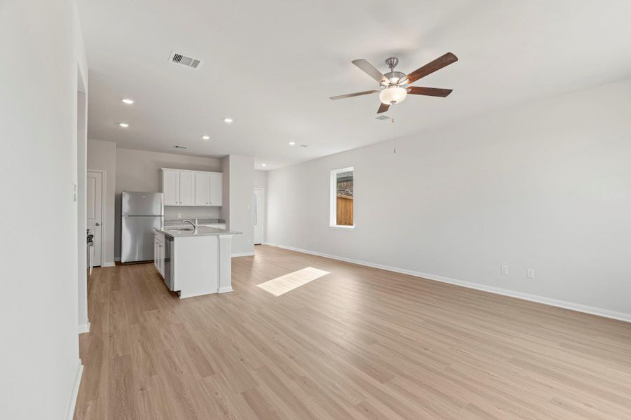 Spacious, unfurnished interior of a new home in Canterra Creek, Arcola (Image 8).
