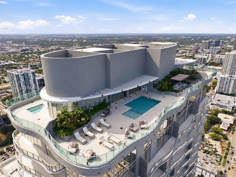 Condo located in Miami, FL showcasing its design and architecture (Image 34).