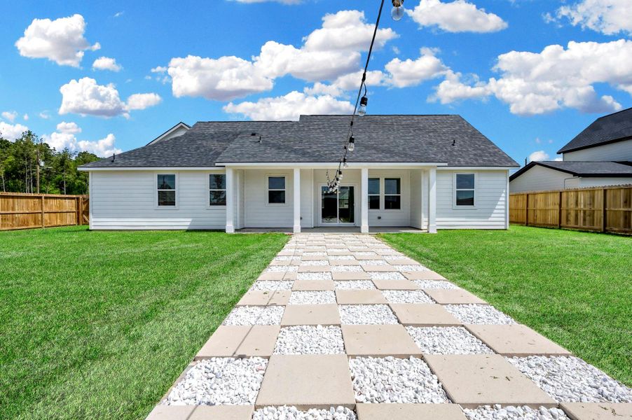 Exterior details and patio area of a home in Spring Branch Crossing, Conroe (Image 4).