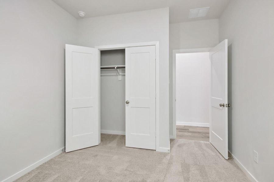 Spacious, unfurnished interior of a new home in Lakes at Crockett Martin, Conroe (Image 19).