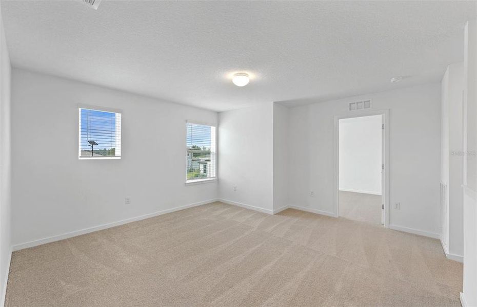 Spacious, unfurnished interior of a new home in Riverwood, Zephyrhills (Image 16).