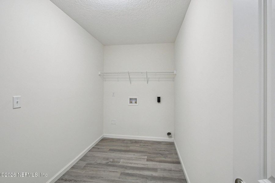 Spacious, unfurnished interior of a new home in , Middleburg (Image 41).