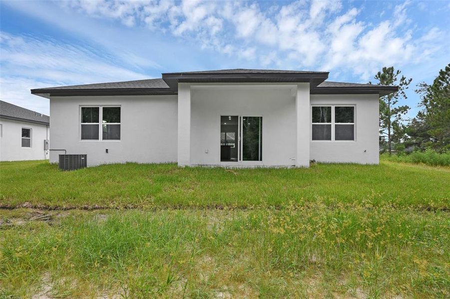 Exterior details and patio area of a home in , Dunnellon (Image 20).