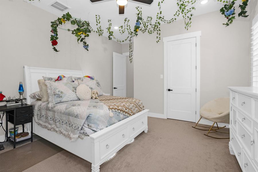 Secondary bathroom with tub/shower combo