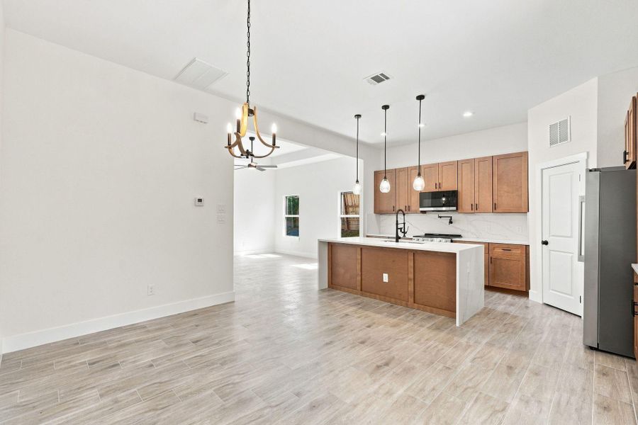 Effortlessly transitions into the main living spaces, keeping the chef connected to family and guests.