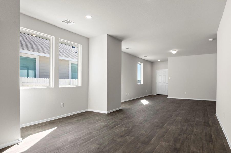 Spacious, unfurnished interior of a new home in Casetta Ranch, Kyle (Image 27).