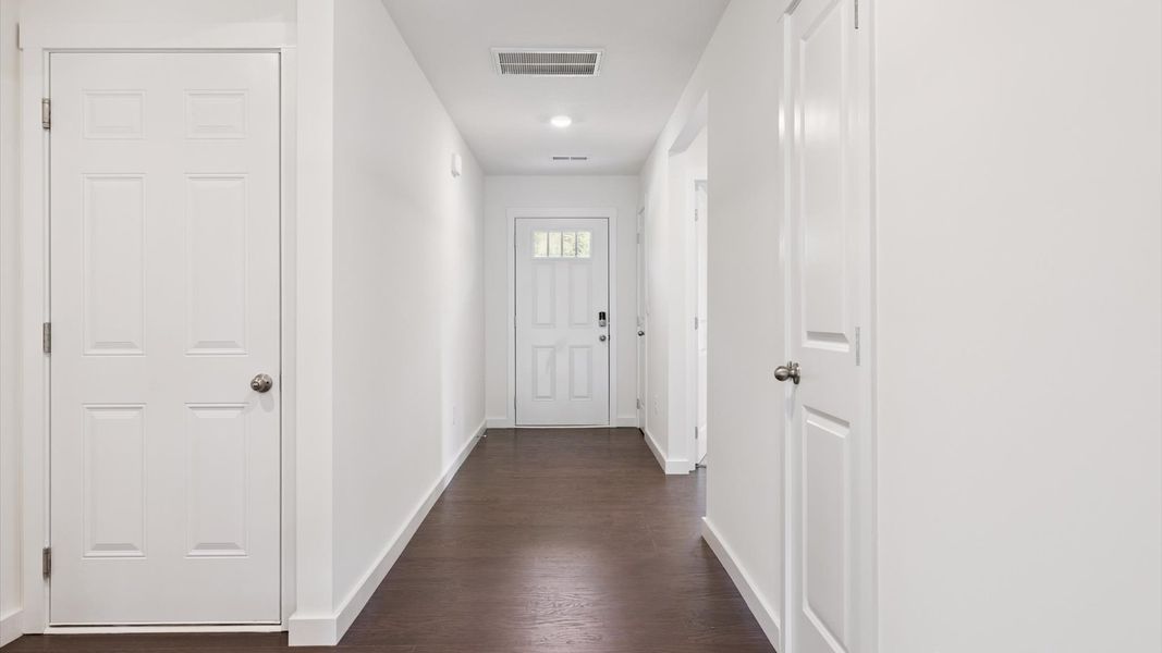 Spacious, unfurnished interior of a new home in Emory Creek, Harriman (Image 10).